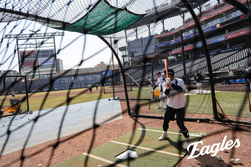 他就是韩华鹰队的外野手孙雅燮。 =韩华鹰队。