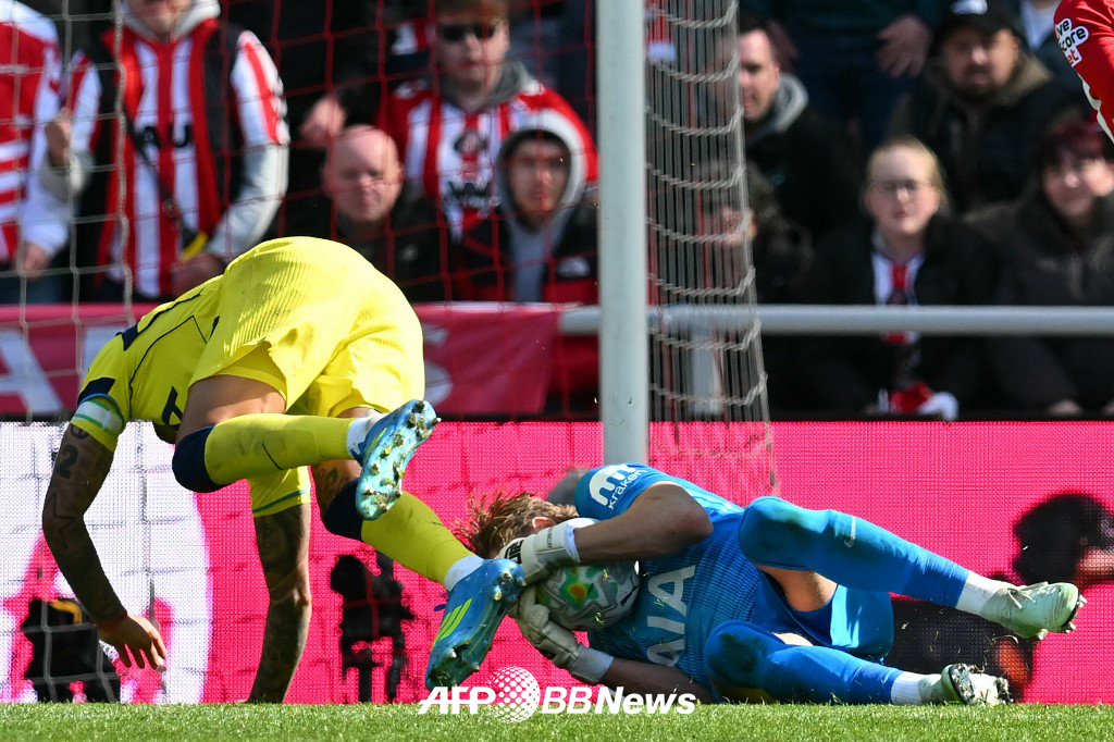 Tottenham captain Christian Romero (left) is injured after colliding with the goalkeeper in the 2025-2026 English Premier League (EPL) match against Sunderland at Stadium of Light in Sunderland, England on the 13th. /AFPBBNews=News1