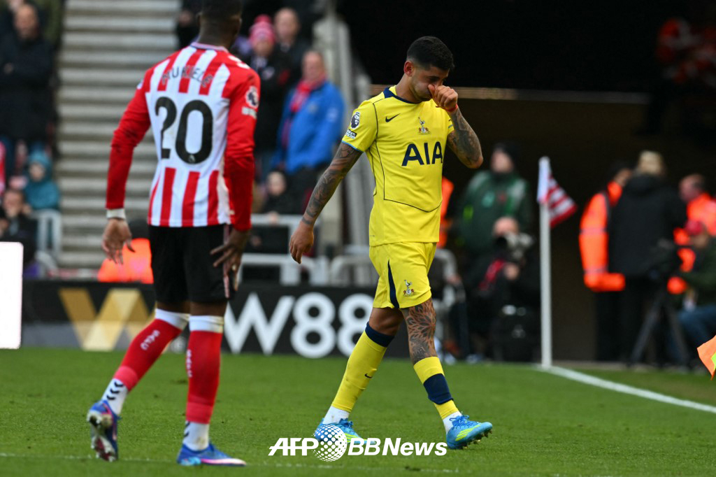 Tottenham captain Christian Romero is being replaced in tears after being injured against Sunderland in the 2025-2026 English Premier League (EPL) at Stadium of Light in Sunderland, England on the 13th. /AFPBBNews=News1