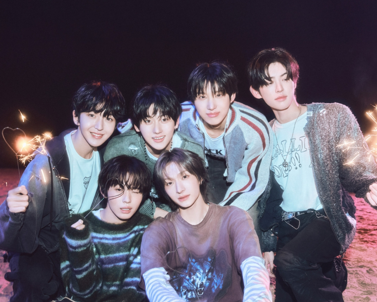 キックフリップ ミニ 4枚目 コンセプトフォト(左上から時計回りにドンヒョン、ケフン、ジュワン、ミンジェ、ドンファ、ケイジュ)/写真提供=JYPエンターテインメント