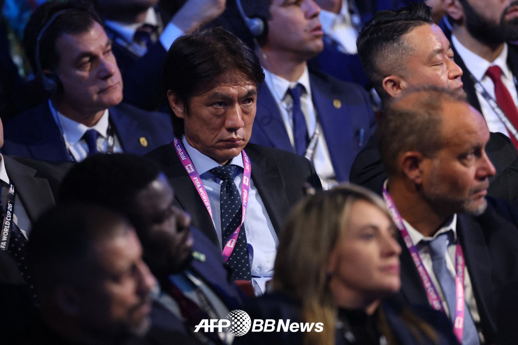 Hong Myung-bo, head coach of the national soccer team. /AFPBBNews=News1