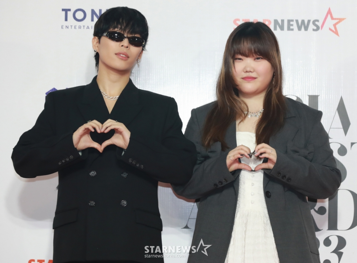 乐童音乐家李灿赫、李秀贤14日出席了在菲律宾竞技场举行的"2023亚洲艺术家大奖菲律宾"(2023 Asia Artist Awards IN THE PHIPPINES,以下简称"2023AAA")红地毯活动,并摆出造型,供记者们拍照。 =2023.12.14/照片=李东勋