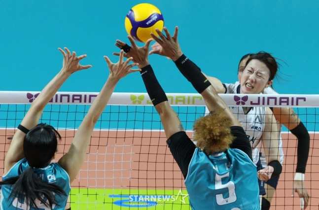 Kang So-hwi (upper right) in the game. /Photo = Star News