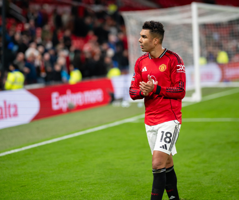 图为赛后向球迷致意的卡塞米卢。 =照片=曼联官方SNS收尾。