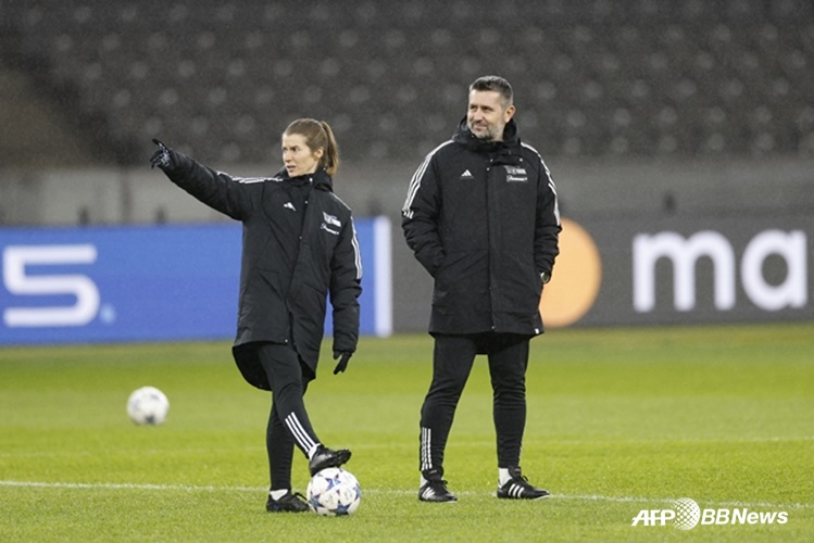  玛丽-路易丝-埃塔（左）教练。 =法新社BBNews=新闻1。