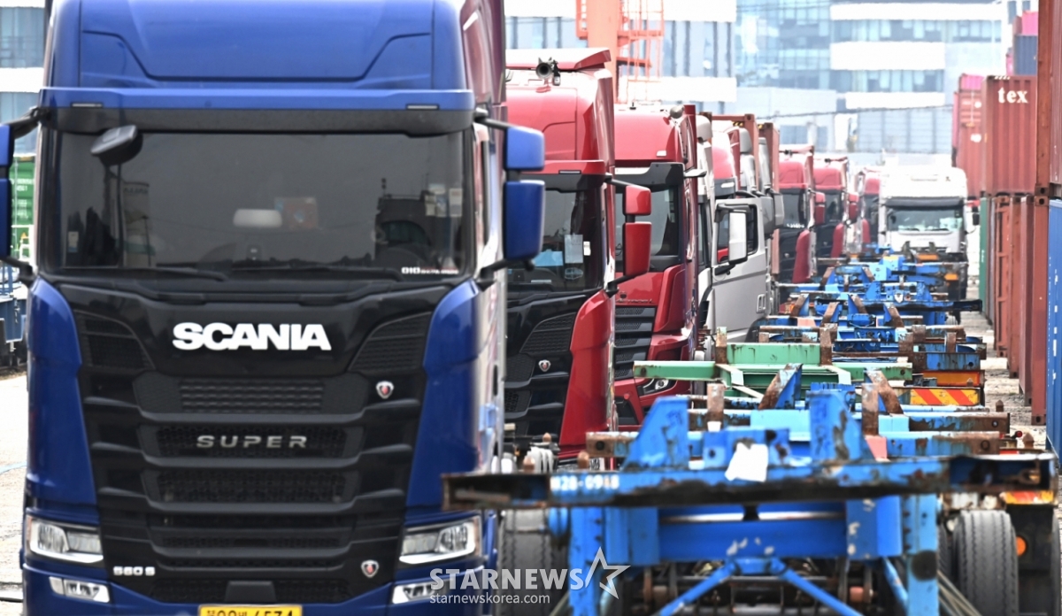 [Uiwang = Newsis] Reporter Kim Jong-taek = Large trucks stop in line at the Inland Container Base (ICD) in Uiwang, Gyeonggi Province on the 30th, when the logistics industry's burden increased due to high oil prices caused by the Middle East crisis. 2026.03.30. jtk@newsis.com / Photo by Kim Jong-taek =