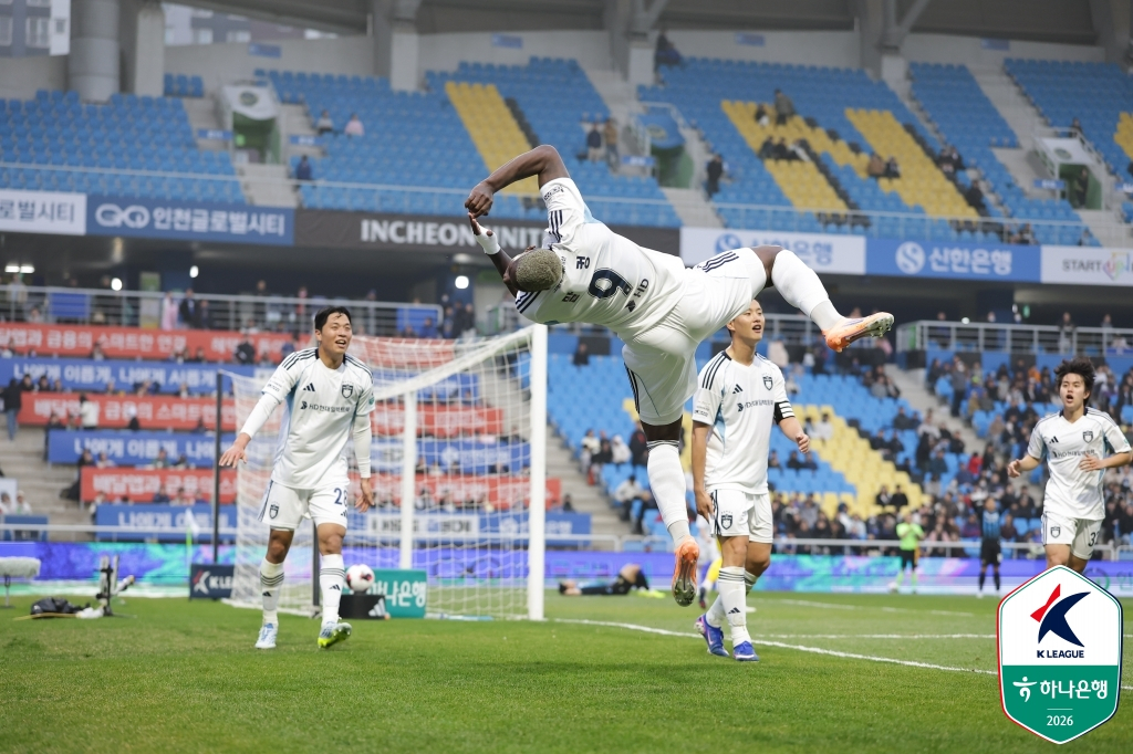 Ulsan HD Malkong, who is doing a tumbling ceremony after scoring against Incheon United at Incheon Football Stadium on the 11th. /Photo = Courtesy of the Korea Professional Football League