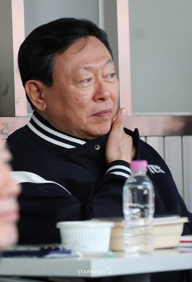 Chairman Shin Dong-bin's expression hardened at the scene of losing a point in the bottom of the first inning. /Photo = Senior Reporter Kim Jin-kyung