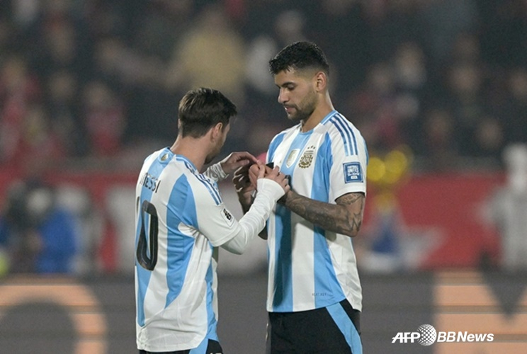 Лионель Месси (слева) и Кристиан Ромеро. /AFPBBNews =Новости 1