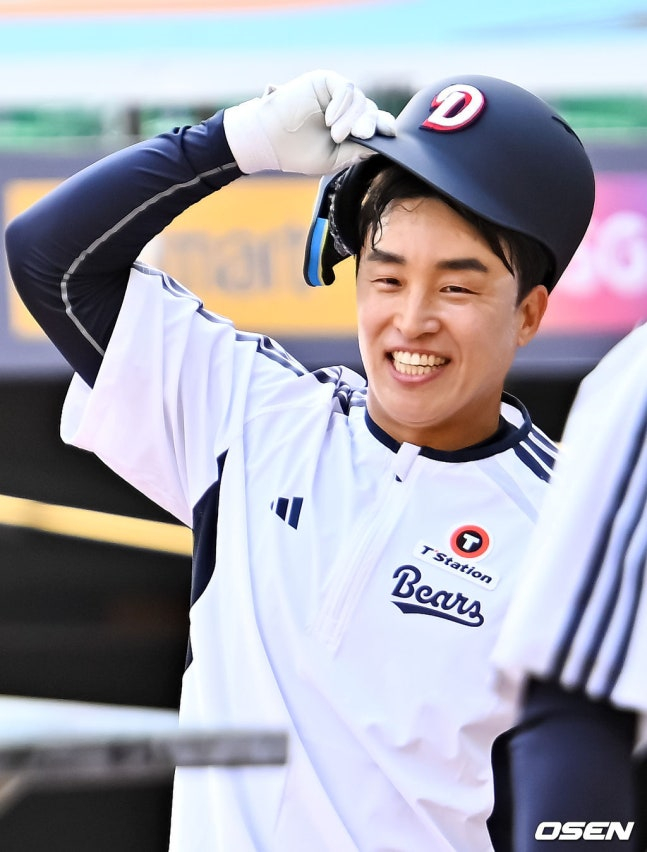Son Ah-seop, who was traded to Doosan, is smiling as he trains ahead of the Incheon SSG match on the 14th. /Photo =OSEN