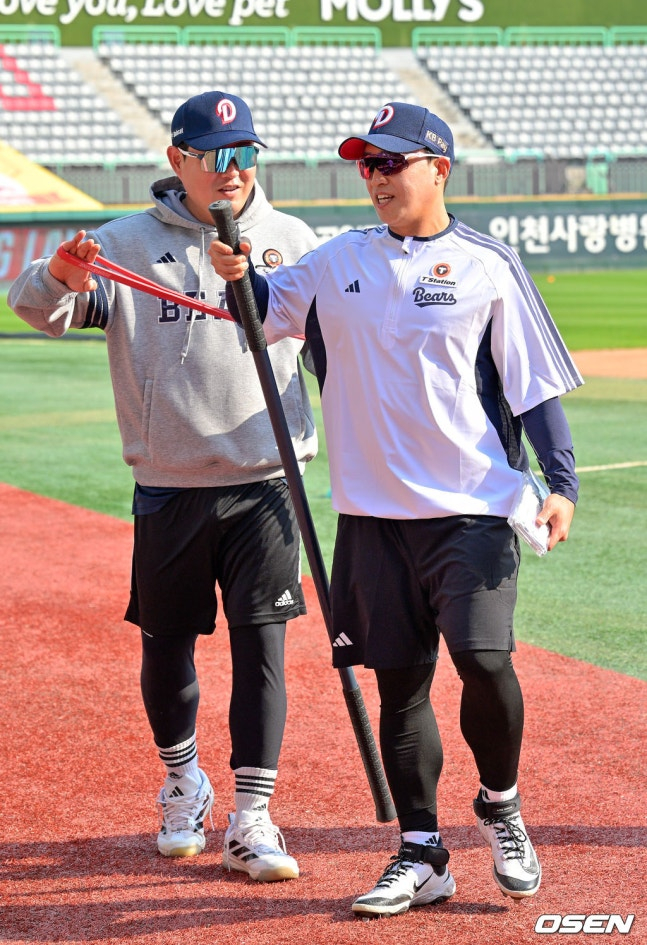 Doosan Bears' Son Ah-seop (right) talks with Yang Eui-ji before the match against Incheon SSG on the 14th. /Photo =OSEN