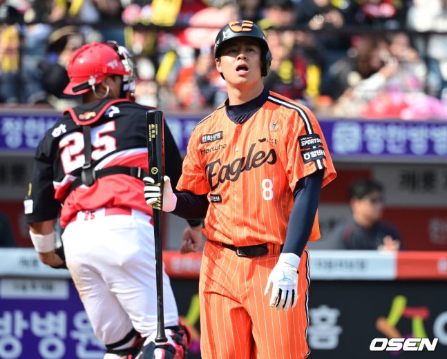 Мун Дон Чжу (справа) идет во вторую группу Hanwha Eagles. 