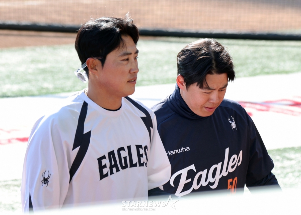 Ветераны Hanwha Чэ Ын Сон и Но Си Хван отправляются на тренировку по удару перед первым матчем сезона 2026 KBO между Hanwha Eagles и SSG Landers, который состоялся на стадионе Randers Field 7-го числа.  2026.04.07 /Фото = старший репортер Кан Ён Чжо