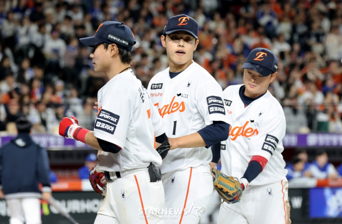 ハンファの遊撃手、文東柱（ムン·ドンジュ、中央）が14日、大田（テジョン）ハンファ生命ボールパークで行われる2026KBOリーグのハンファイーグルスと三星（サムスン）ライオンズの試合5回表、1死満塁の危機にあるディアスのゴロを取って併殺処理し、ダッグアウトに入っている。 /写真=姜永祚（カン·ヨンジョ）先任記者