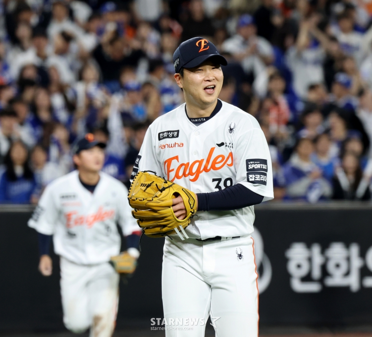 ハンファの右腕ブルペンの金ジョンスが14日、大田（テジョン）ハンファ生命ボールパークで行われる2026KBOリーグのハンファイーグルスと三星ライオンズの試合6回表2死満塁で、シム·ウジュンが三星の朴スンギュの打球を辛うじて捕え、2塁にトスしてイニングを終えると、微笑んでいる。 /写真=姜永祚（カン·ヨンジョ）先任記者