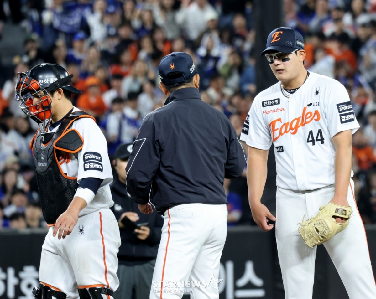 ハンファの抑え、金ソヒョンが14日、大田（テジョン）ハンファ生命ボールパークで行われる2026KBOリーグのハンファイーグルスと三星ライオンズの試合8回表、2死満塁に登板し、押し出し2点、暴投で1点、3失点している。 /写真=姜永祚（カン·ヨンジョ）先任記者