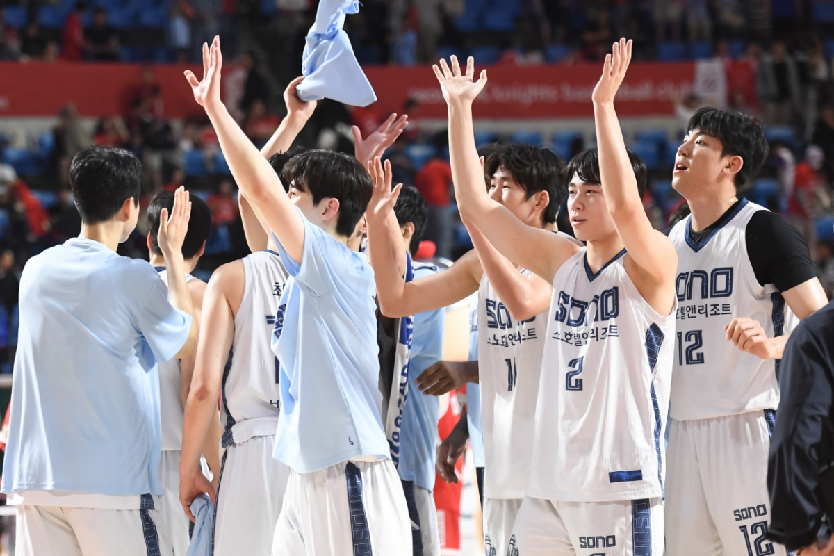 Goyang Sono Team after winning the first round of the semi-final playoff (PO) against Seoul SK. /Photo = Courtesy of KBL