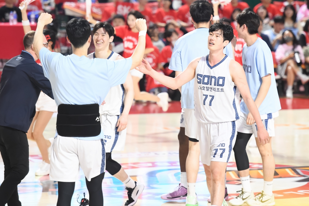 Goyang Sono players are smiling after winning the semi-final playoff (PO) match against Seoul SK. /Photo = Courtesy of KBL