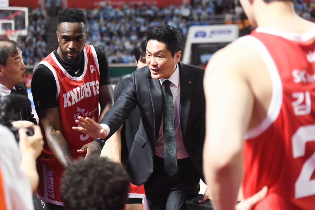 Seoul SK coach Jeon Hee-chul (center) is instructing the players during operation time. /Photo = Courtesy of KBL