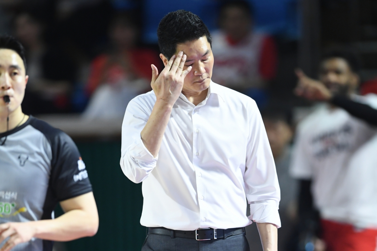Seoul SK coach Jeon Hee-chul is bowing his head during the second round of the 2025-2026 LG Electronics' professional basketball semifinal playoff at Jamsil Student Gymnasium in Seoul at 7 p.m. on the 14th. /Photo = Courtesy of KBL