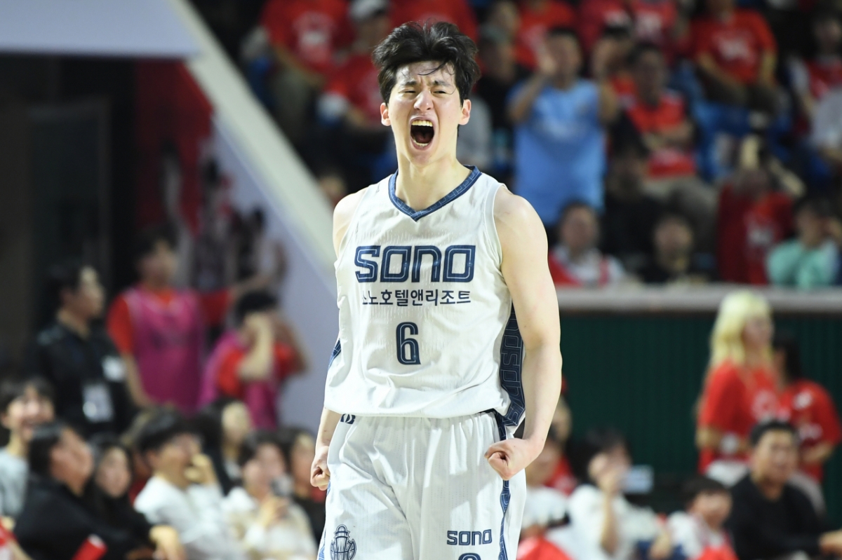 Goyang Sono Lee Jung-hyun roars after scoring during the second round of the 2025-2026 LG Electronics' professional basketball semifinal playoff at Jamsil Student Gymnasium in Seoul at 7 p.m. on the 14th. /Photo = Courtesy of KBL