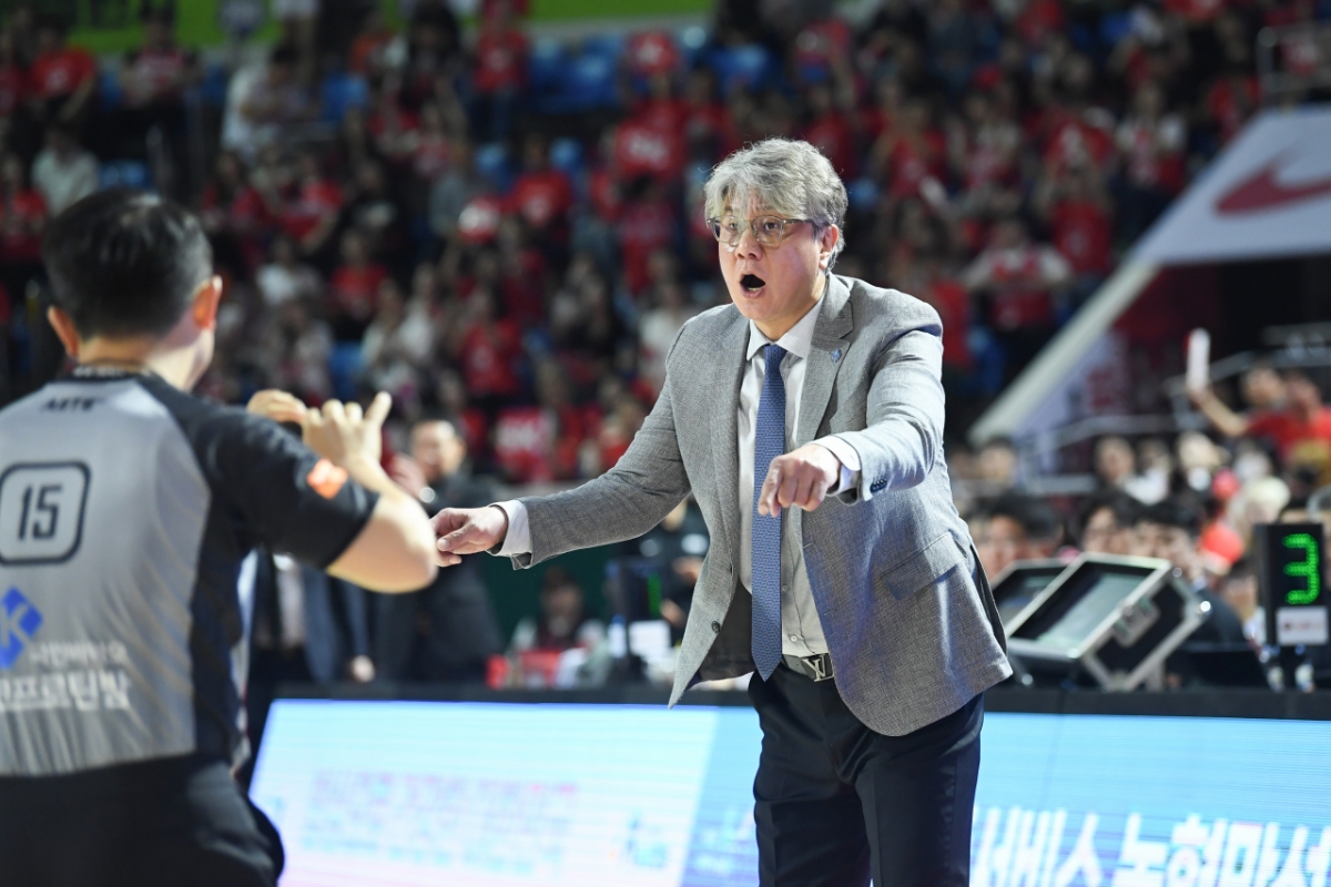 Son Chang-hwan (right), manager of Goyang Sono, is protesting during the second round of the 2025-2026 LG Electronics' professional basketball semifinal playoff at Jamsil Student Gymnasium in Seoul at 7 p.m. on the 14th. /Photo = Courtesy of KBL