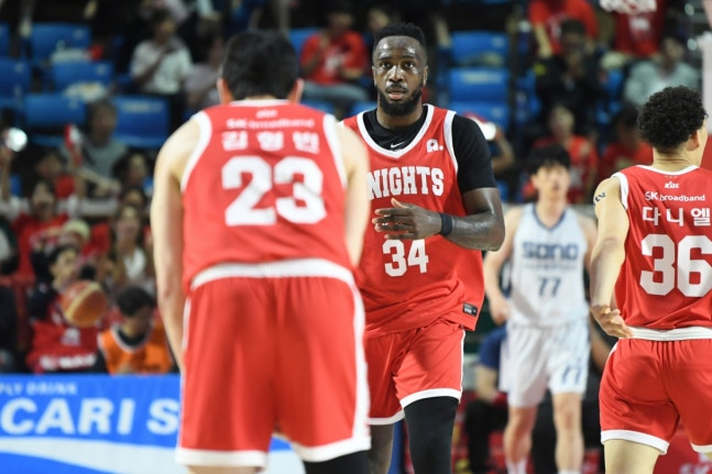 14日晚7时，在首尔蚕室学生体育馆举行的2025~2026年LG电子职业篮球6强季后赛第二轮比赛中，贾米尔•沃尼(中)。 =照片=KBL提供。