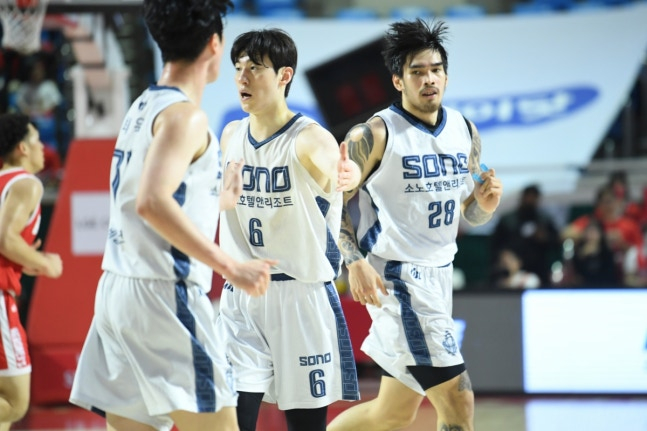  14日下午7点,在首尔蚕室学生体育馆举行的2025~2026LG电子职业篮球6强季后赛第二轮比赛中,戈昂索诺选手们正在击掌庆祝。 =照片=KBL提供。