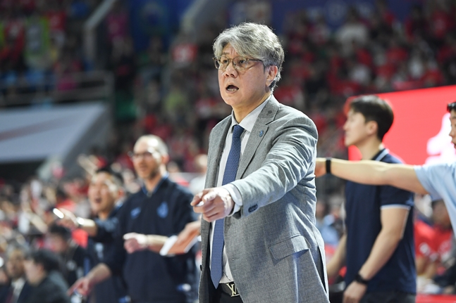 '14점 차 열세→30:7 기적의 런' 손창환 감독 "져도 괜찮으니 선수들에게 주문한 건..." [잠실 현장]