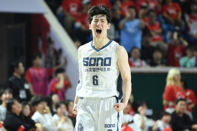 Goyang Sono Lee Jung-hyun roars after scoring during the second round of the 2025-2026 LG Electronics' professional basketball semifinal playoff at Jamsil Student Gymnasium in Seoul at 7 p.m. on the 14th. /Photo = Courtesy of KBL