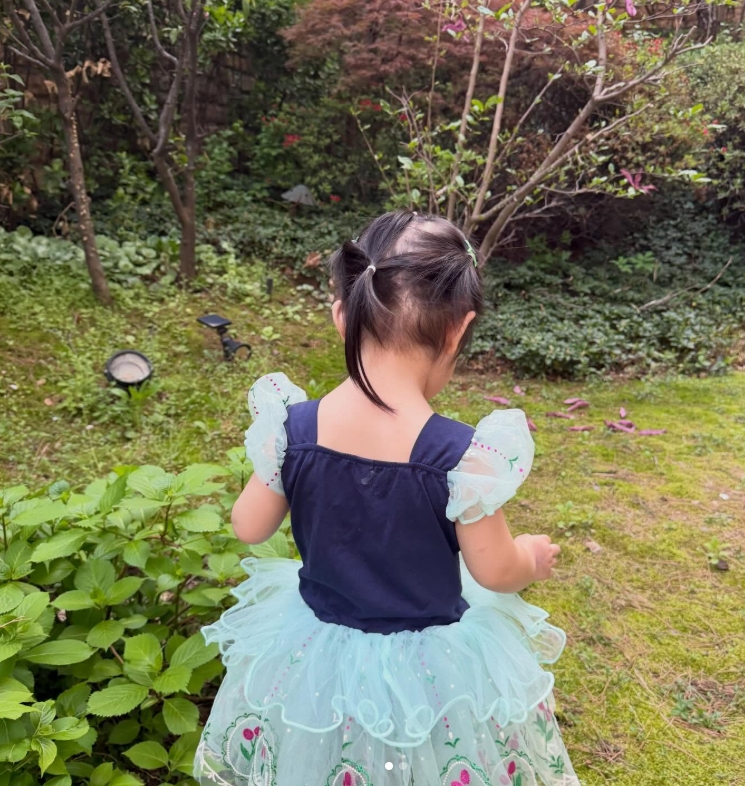 '이병헌♥' 이민정도 딸자랑은 못 참지..딱 봐도 엄마 붕어빵 [스타이슈]