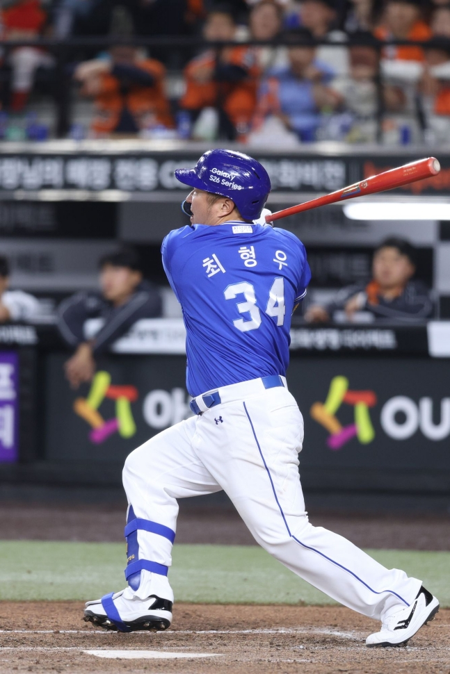 Choi Hyung-woo of the Samsung Lions started as the third designated hitter in the 2026 Shinhan SOL KBO League away game against the Samsung Lions at Hanwha Life Ball Park in Daejeon on the 14th and hits his 2,600th career hit in the top of the seventh inning when his team was dragged 5-0. /Photo = Courtesy of Samsung Lions