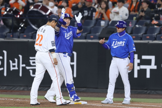 Samsung Lions' Choi Hyung-woo (center) is happy to hit his 2,600th career hit in the top of the seventh inning when his team was dragged 5-0 in the 2026 Shinhan SOL KBO League away game against the Samsung Lions at Hanwha Life Ball Park in Daejeon on the 14th. /Photo = Courtesy of Samsung Lions