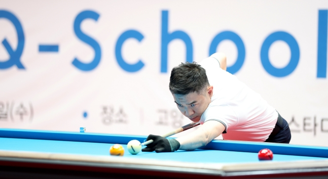 チョン·ギョンソプが13日「2026PBAキュースクール(Q-School)」2ラウンド1日目の日程でストロークをしている。 /写真=PBAツアー提供