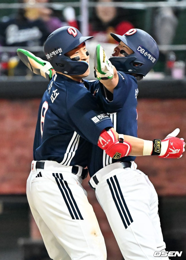 Son A-seop (trái) vui mừng với Park Chan-ho sau khi đánh một cú homerun vào ngày 14. /Ảnh = OSEN