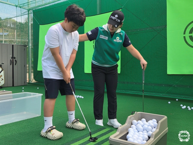 Hong Jung-min (right) is giving a lesson to a promising golf player at "KLPGA with YOU" on the 14th. /Photo = Courtesy of KLPGT
