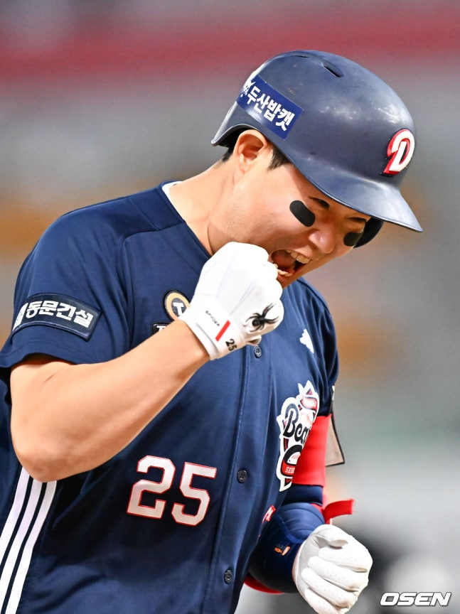 14日，斗山队的梁义智在与仁川SSG队的比赛第3回合击出2分本垒打后，高兴得不得了。 =照片=OSEN