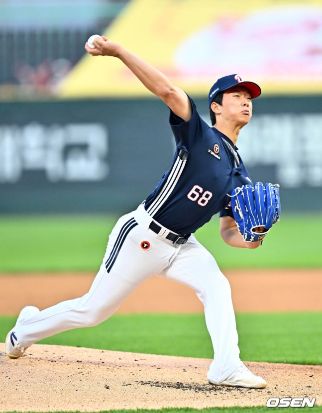 图为，14日在仁川SSG战上投球的斗山队的崔珉锡。  =照片=OSEN