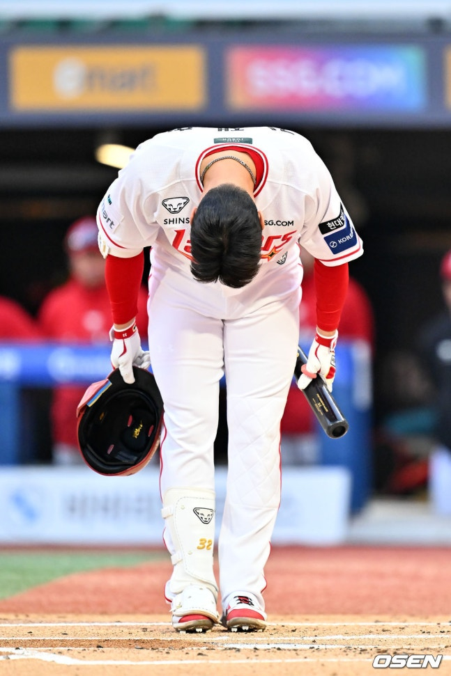 14日，SSG队的金在焕在与斗山队的比赛第1回合末进入第一个击球位，正向3垒方向打招呼。 =照片=OSEN