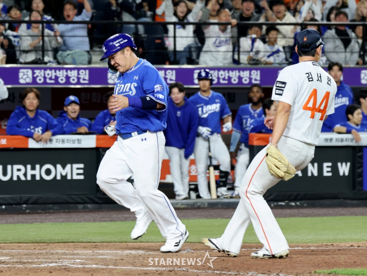Samsung Lions' Choi Hyung-woo (left side) scores on Kim Seo-hyun's wild pitch with two outs in the top of the eighth inning of the 2026 KBO League Hanwha Eagles and Samsung Lions game at Hanwha Life Ball Park in Daejeon on the 14th. /Photo = Senior Reporter Kang Young-jo