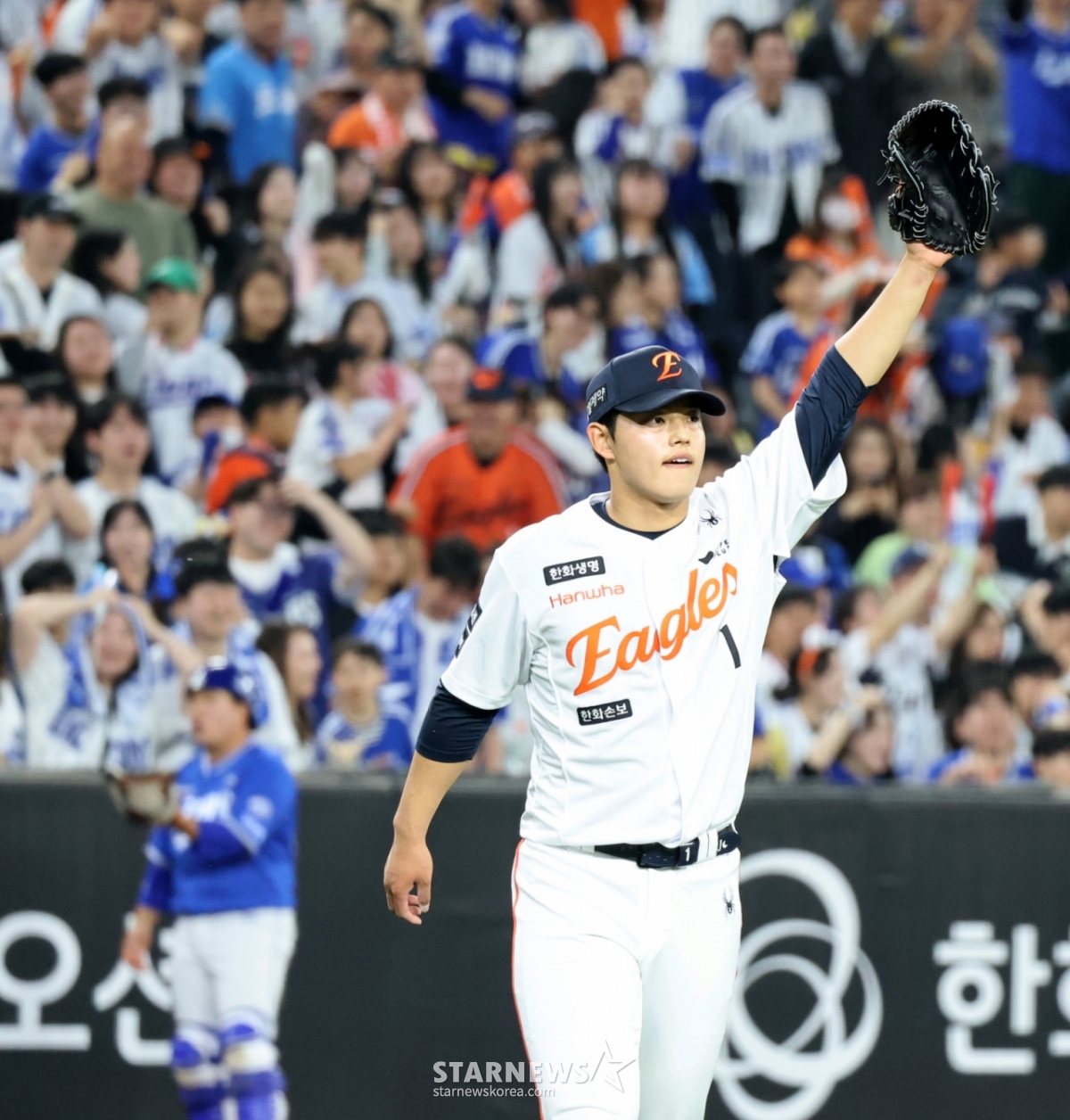 Hanwha starter Moon Dong-joo is grateful when Peraza caught Diaz running to second base in the top of the third inning of the 2026 KBO League Hanwha Eagles and Samsung Lions game at Hanwha Life Ball Park in Daejeon on the 14th. /Photo = Senior Reporter Kang Young-jo