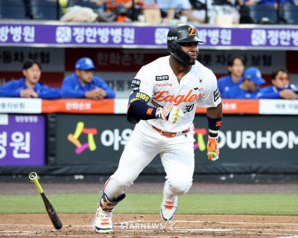 Hanwha Peraza is sprinting to first base after hitting a ground ball in the bottom of the first inning of the 2026 KBO League Hanwha Eagles and Samsung Lions game at Hanwha Life Ball Park in Daejeon on the 14th. /Photo = Senior Reporter Kang Young-jo
