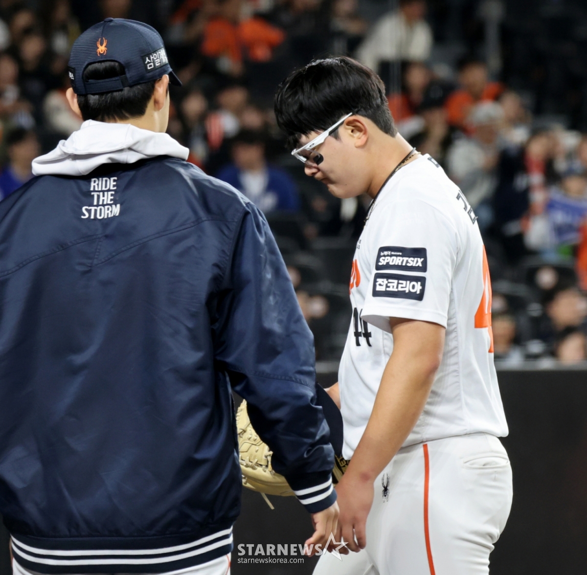 Hanwha closer Kim Seo-hyun is being replaced after allowing the game to turn around in the top of the ninth inning of the 2026 KBO League Hanwha Eagles and Samsung Lions at Hanwha Life Ball Park in Daejeon on the 14th. /Photo = Senior Reporter Kang Young-jo