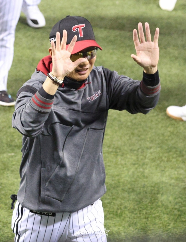 Coach Yeom Kyung-yeop greets right after achieving eight consecutive wins. /Photo = Senior Reporter Kim Jin-kyung