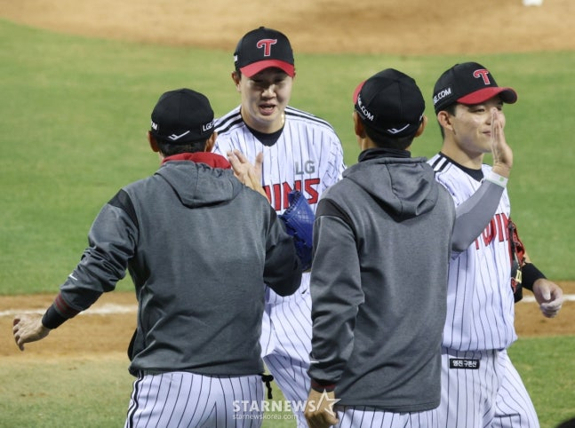 Coach Yeom Kyung-yeop (left) is making a high five with Yoo Young-chan (second from left). /Photo = Senior Reporter Kim Jin-kyung
