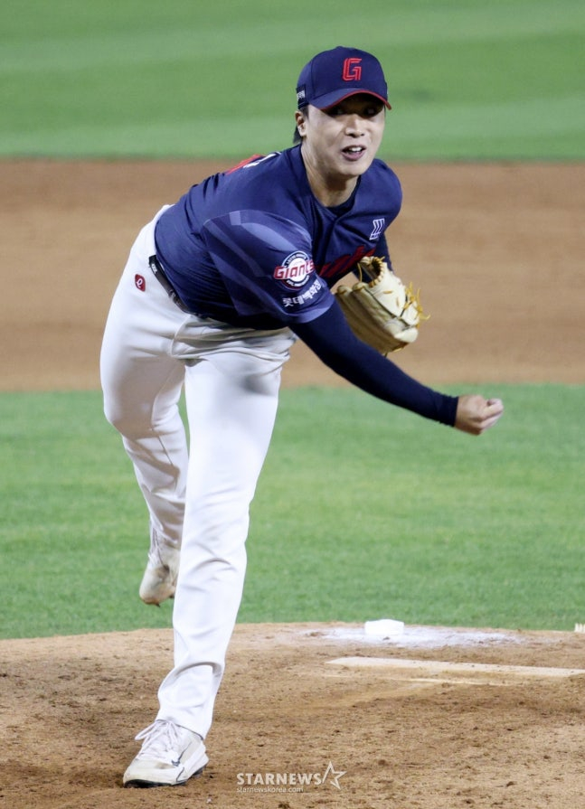 Hình ảnh Park Jung Min ném bóng ngược vào ngày 14. /Ảnh = Người chờ đợi Kim Jin Kyung