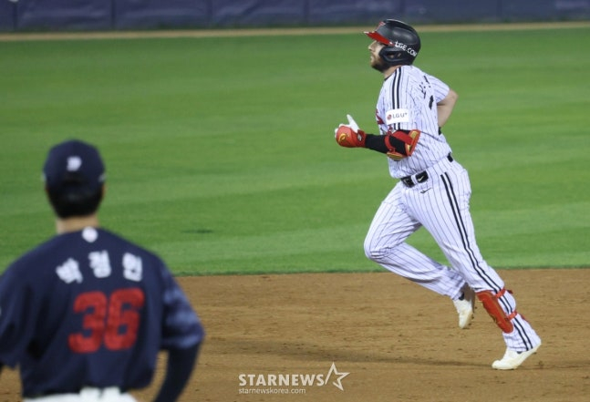 Austin đang chạy vòng quanh sân ngay sau khi home run. /Ảnh = Người chờ đợi Kim Jin Kyung