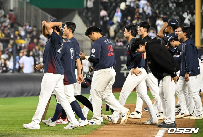 14日、LG戦で敗れたロッテ選手団。