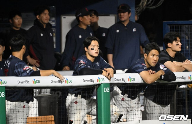 14日のLG戦を見守っているロッテの選手たち。