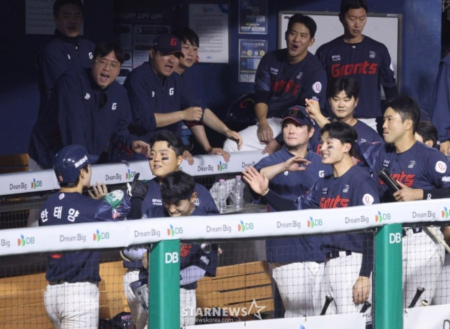 14日、LG戦でハン·テヤンを迎えるロッテのダッグアウト。 /写真=キム·ジンギョン待機者